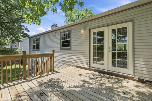 555 Hunters Trail, Greenwood, IN 46142