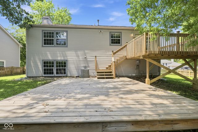 555 Hunters Trail, Greenwood, IN 46142