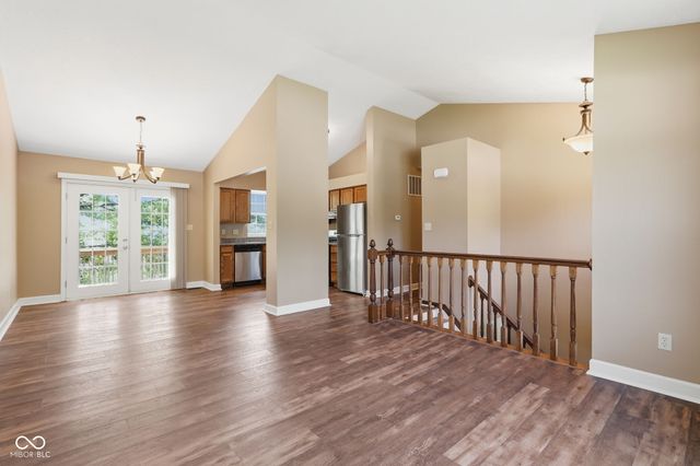 555 Hunters Trail, Greenwood, IN 46142