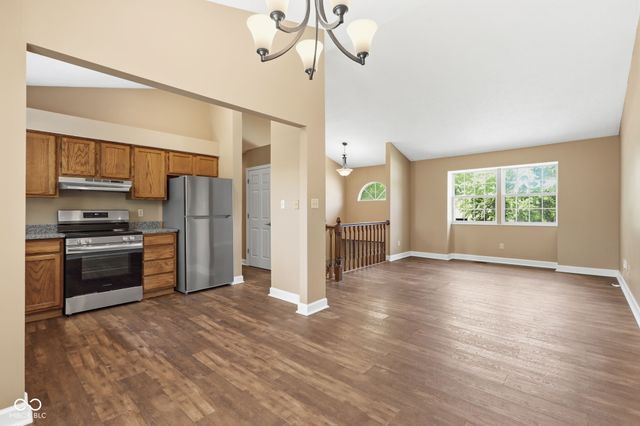 555 Hunters Trail, Greenwood, IN 46142