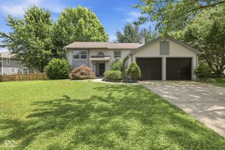 555 Hunters Trail, Greenwood, IN 46142