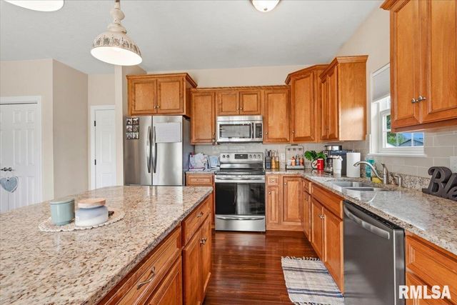 305 CAROLINE Drive, New Berlin, IL 62670