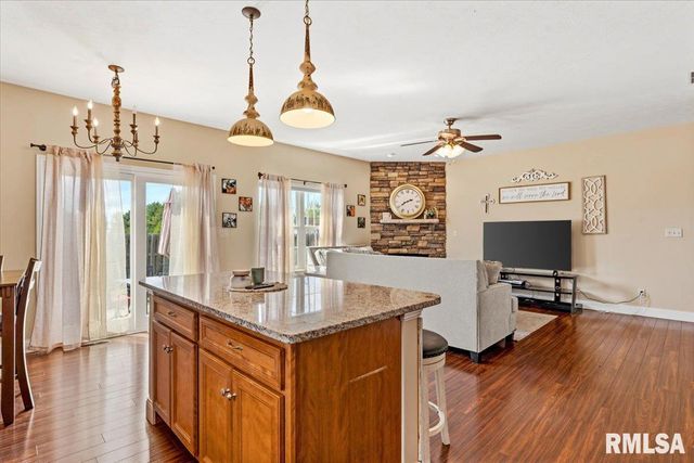 305 CAROLINE Drive, New Berlin, IL 62670