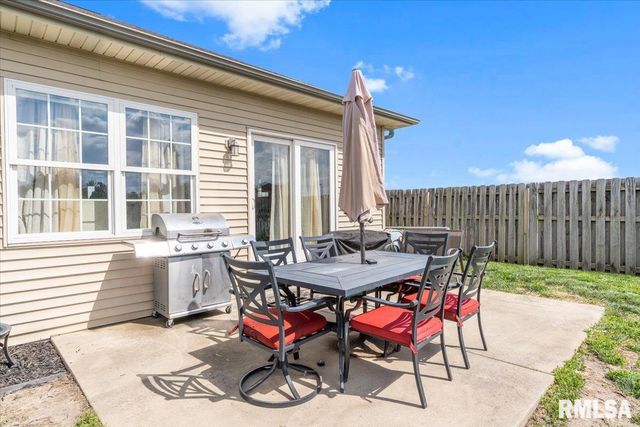 305 CAROLINE Drive, New Berlin, IL 62670