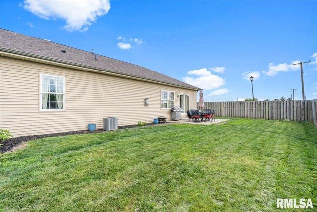 305 CAROLINE Drive, New Berlin, IL 62670
