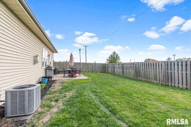 305 CAROLINE Drive, New Berlin, IL 62670