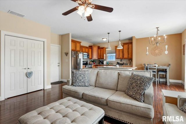 305 CAROLINE Drive, New Berlin, IL 62670