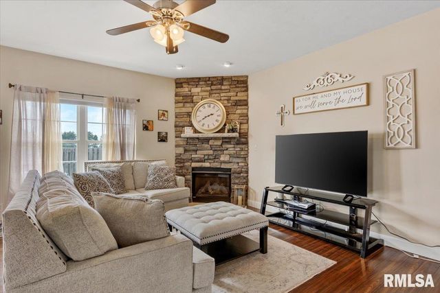 305 CAROLINE Drive, New Berlin, IL 62670