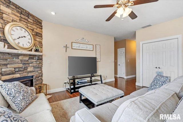 305 CAROLINE Drive, New Berlin, IL 62670