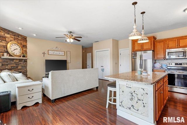 305 CAROLINE Drive, New Berlin, IL 62670