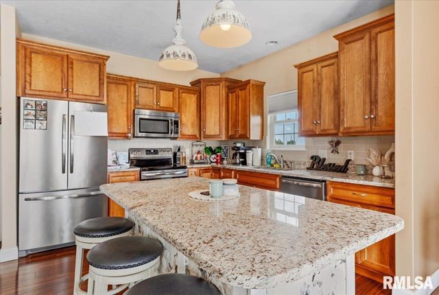 305 CAROLINE Drive, New Berlin, IL 62670