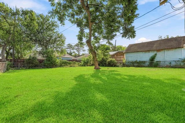405 S 3rd Street, La Porte, TX 77571