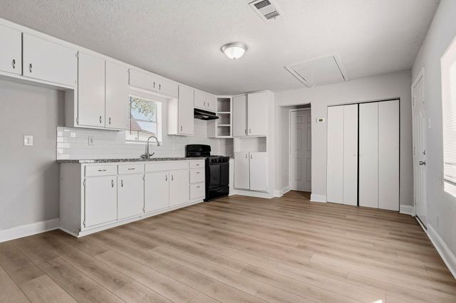 405 S 3rd Street, La Porte, TX 77571
