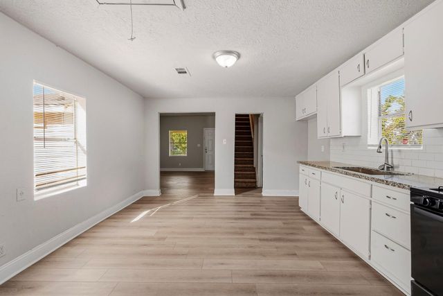 405 S 3rd Street, La Porte, TX 77571