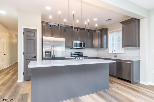 6 Weybourne Ln, White Twp., NJ 07823