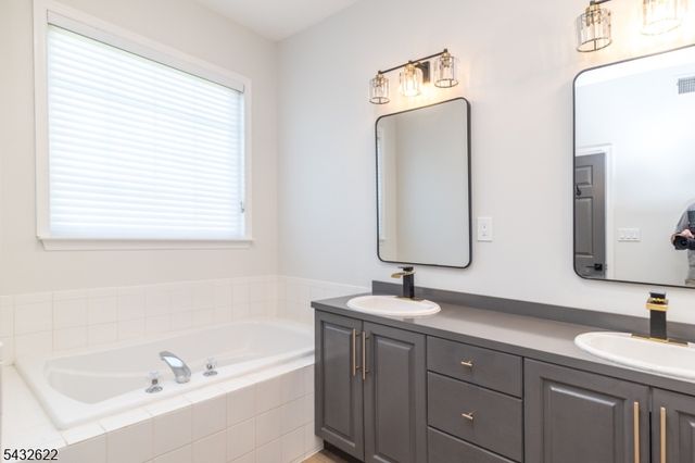 6 Weybourne Ln, White Twp., NJ 07823