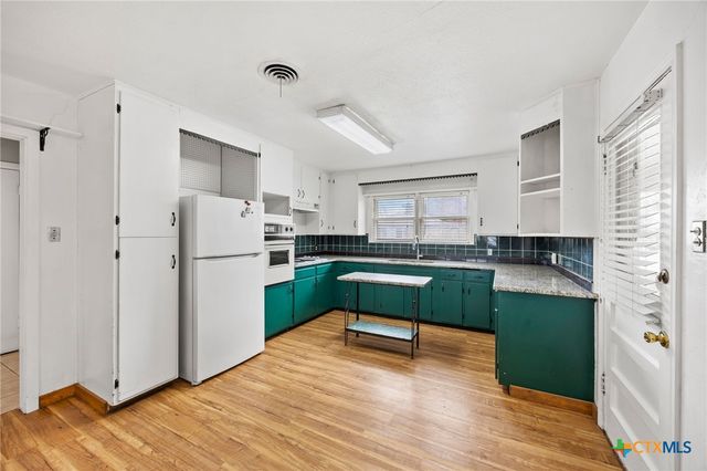 1002 W Woodlawn, San Saba, TX 76877