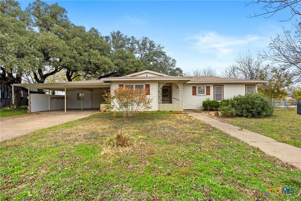 1002 W Woodlawn, San Saba, TX 76877