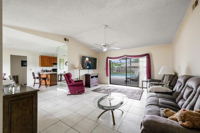 858 SE Roulette Lane, Port St Lucie, FL 34983