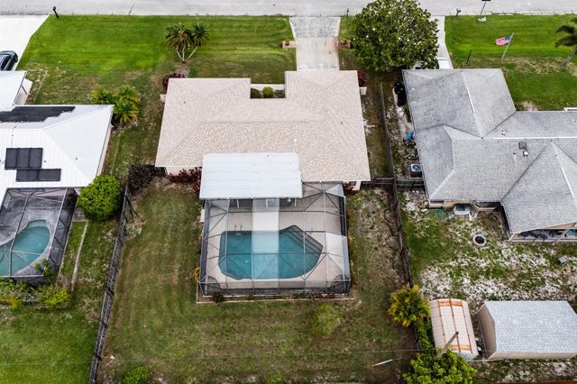 858 SE Roulette Lane, Port St Lucie, FL 34983