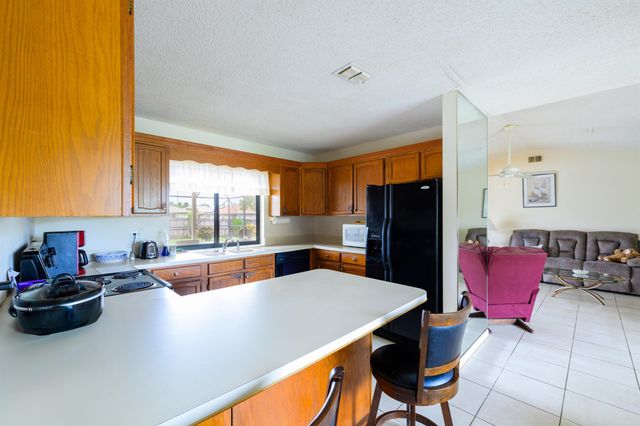 858 SE Roulette Lane, Port St Lucie, FL 34983