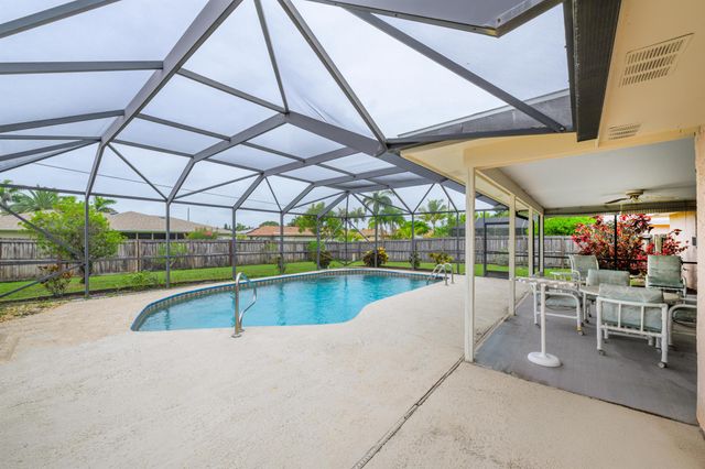 858 SE Roulette Lane, Port St Lucie, FL 34983