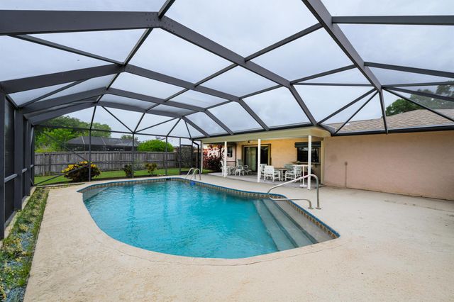 858 SE Roulette Lane, Port St Lucie, FL 34983