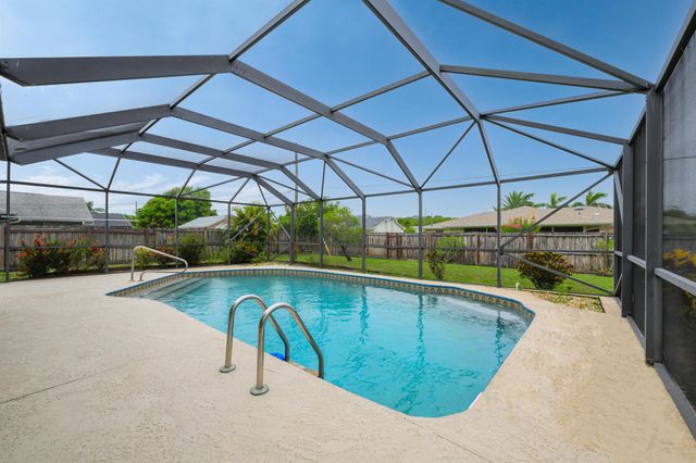 858 SE Roulette Lane, Port St Lucie, FL 34983
