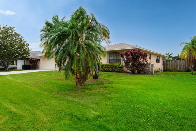 858 SE Roulette Lane, Port St Lucie, FL 34983