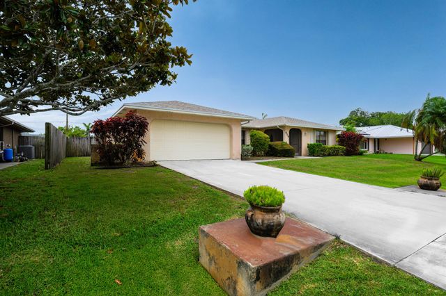 858 SE Roulette Lane, Port St Lucie, FL 34983