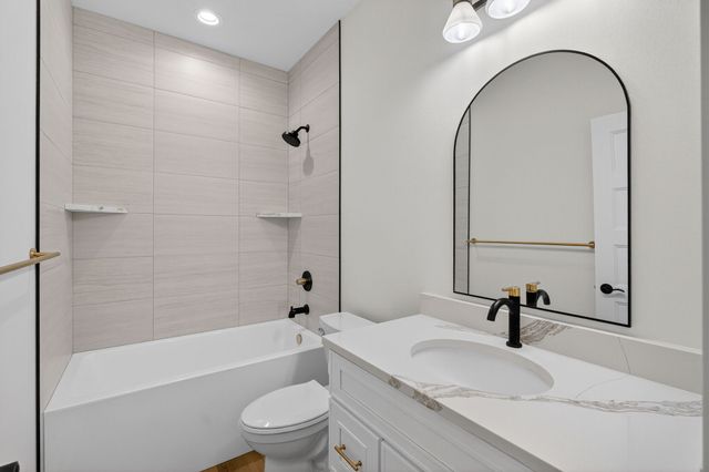 1415 NW Bull Run Court, Waukee, IA 50263