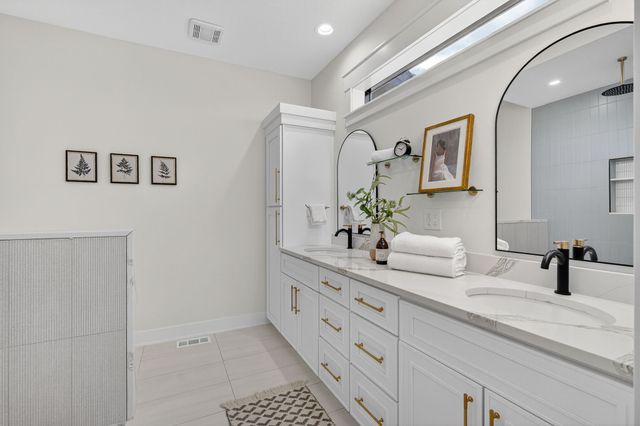 1415 NW Bull Run Court, Waukee, IA 50263