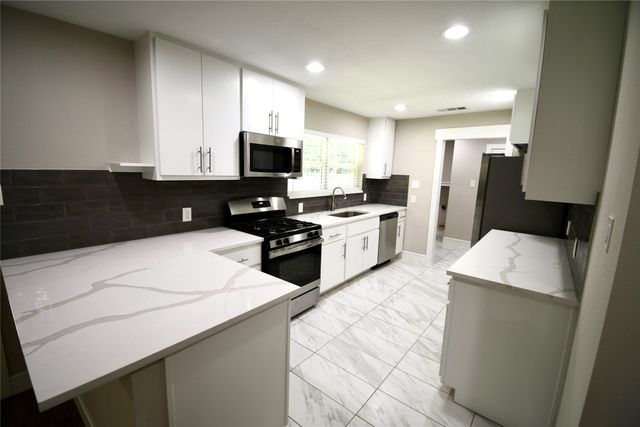 1015 Mitchell Road, Irving, TX 75060
