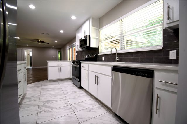 1015 Mitchell Road, Irving, TX 75060