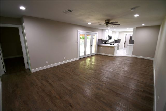 1015 Mitchell Road, Irving, TX 75060
