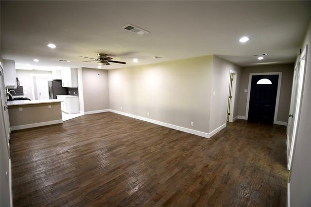 1015 Mitchell Road, Irving, TX 75060