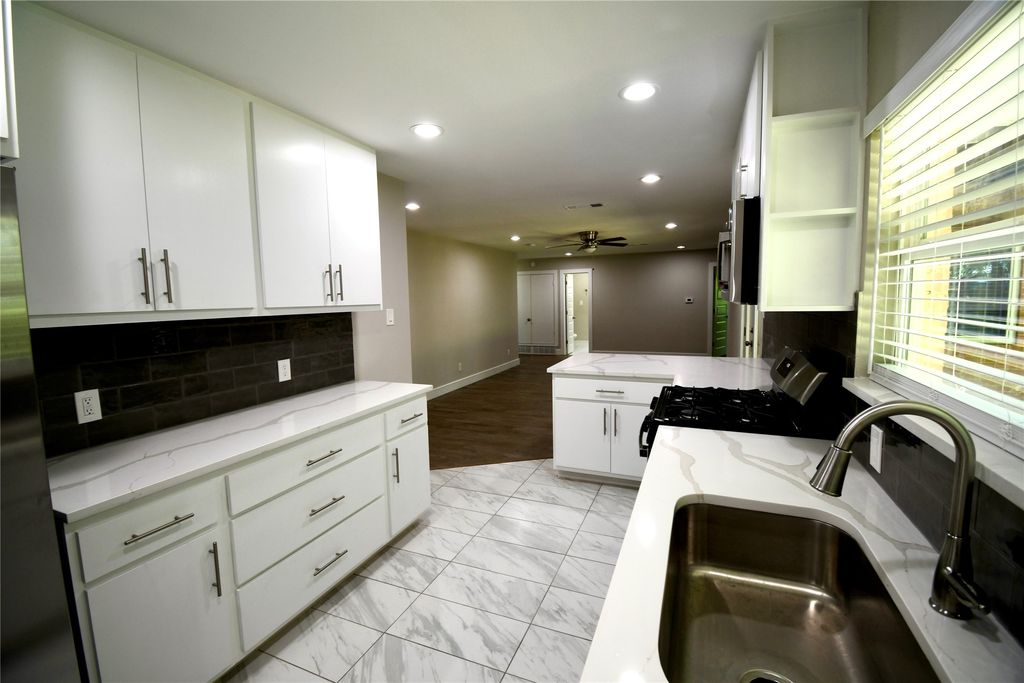 1015 Mitchell Road, Irving, TX 75060