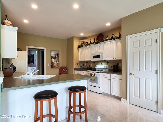 4313 Pleasant Glen Dr, Louisville, KY 40299