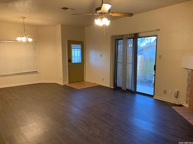 8441 FOREST RIDGE DR, San Antonio, TX 78239