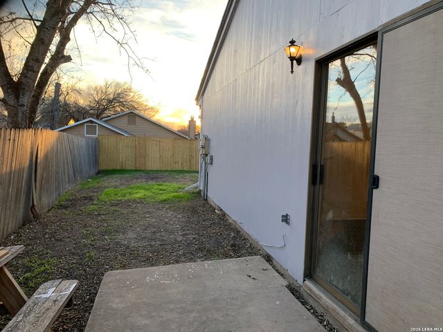 8441 FOREST RIDGE DR, San Antonio, TX 78239