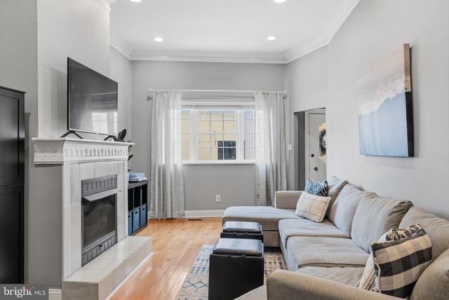 902 S 8TH ST, Philadelphia, PA 19147