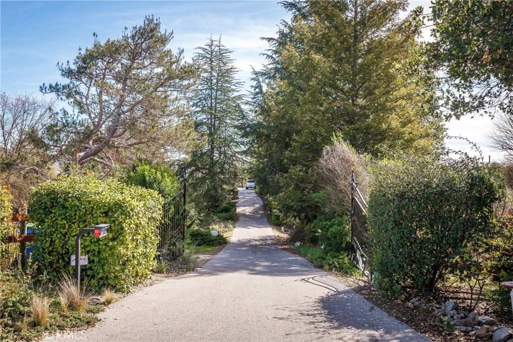 Image 3 of property listing at 9290 Carmel Rd, Atascadero, CA 93422