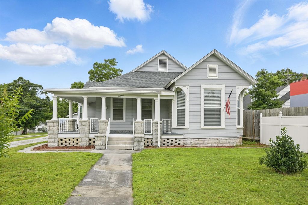 1209 South Garrison Avenue, Carthage, MO 64836