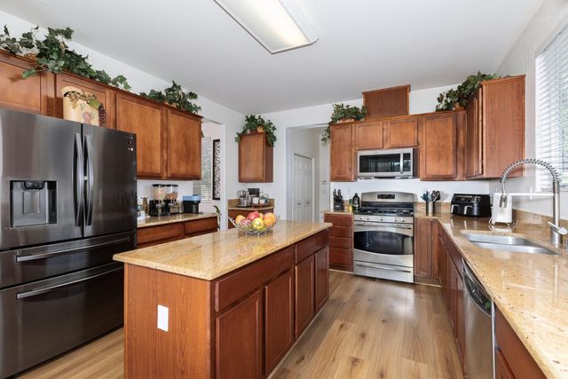 2934 14th Avenue, Kingsburg, CA 93631