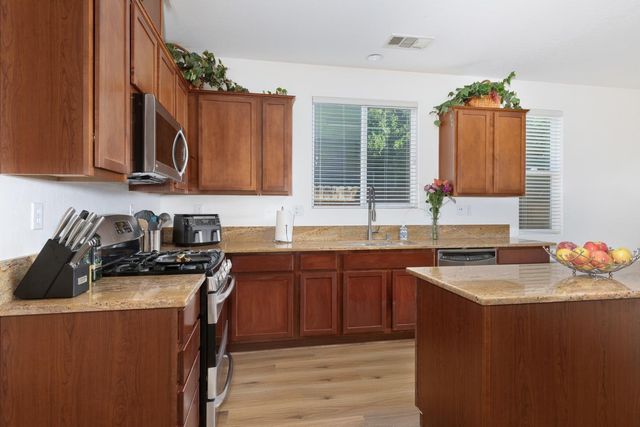 2934 14th Avenue, Kingsburg, CA 93631