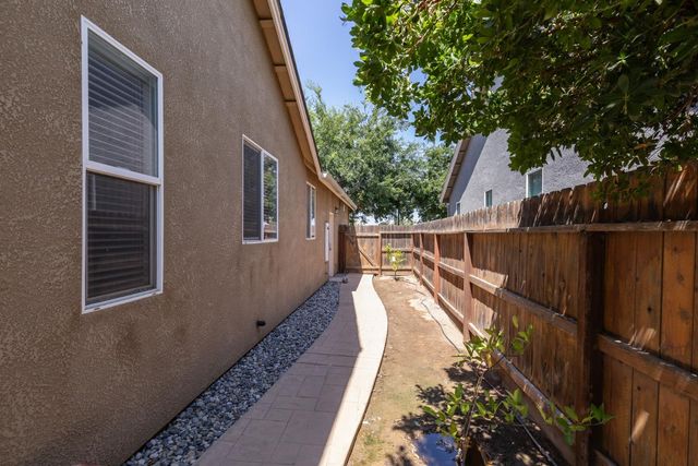2934 14th Avenue, Kingsburg, CA 93631