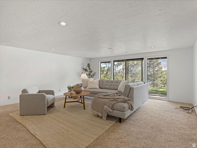 8903 S COBBLE CREST LN, Sandy, UT 84093