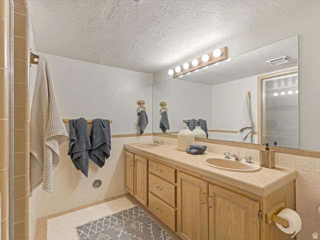 8903 S COBBLE CREST LN, Sandy, UT 84093