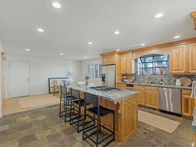 8903 S COBBLE CREST LN, Sandy, UT 84093