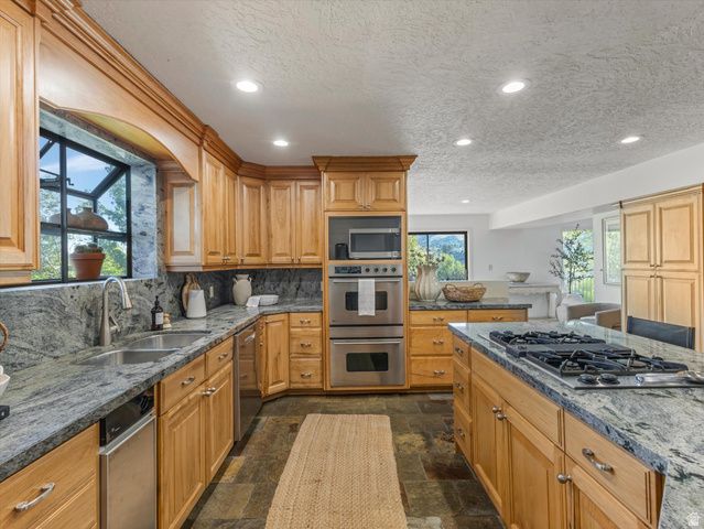 8903 S COBBLE CREST LN, Sandy, UT 84093